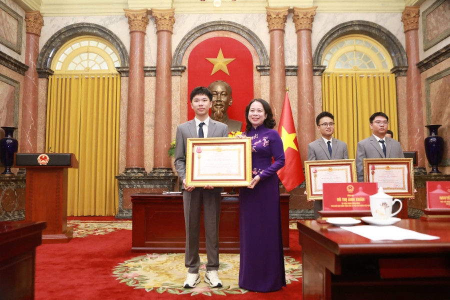 Vice State President awards Labour Order to Olympiad winners